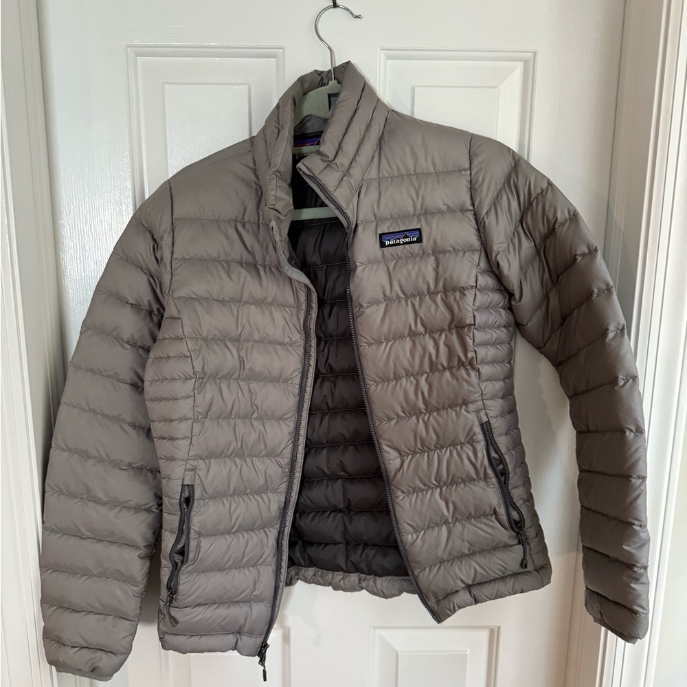 Patagonia Women’s Gray lightweight down Jacket